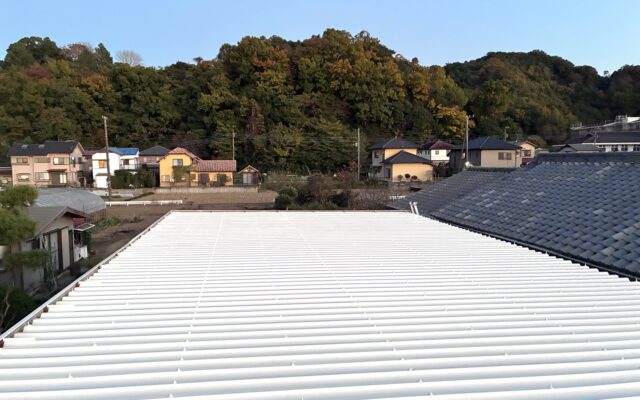 伊豆の国市 折半屋根塗装 塗装完了後の様子
