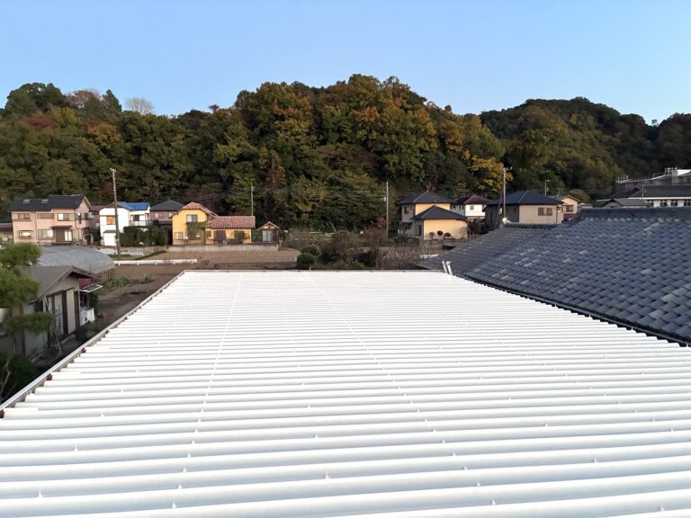 伊豆の国市 折半屋根塗装 塗装完了後の様子