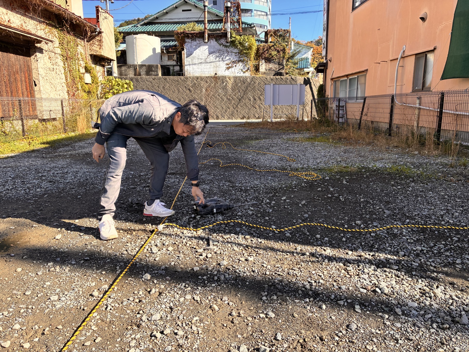 伊豆の国市 駐車場ロープ 施工中の様子