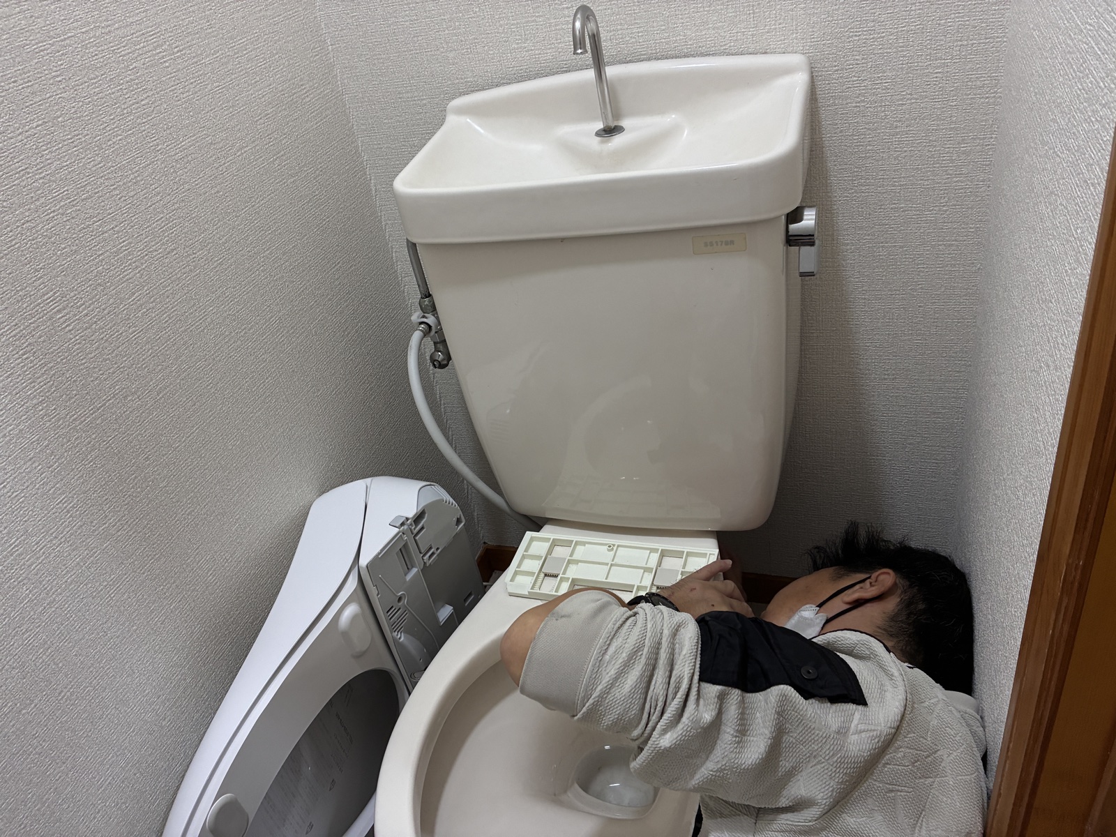 伊豆の国市 トイレ水漏れ 点検作業中の様子